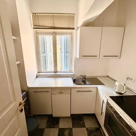 Charming Vintage Flat Only 1 Min Walk From Monte Carlo Beausoleil